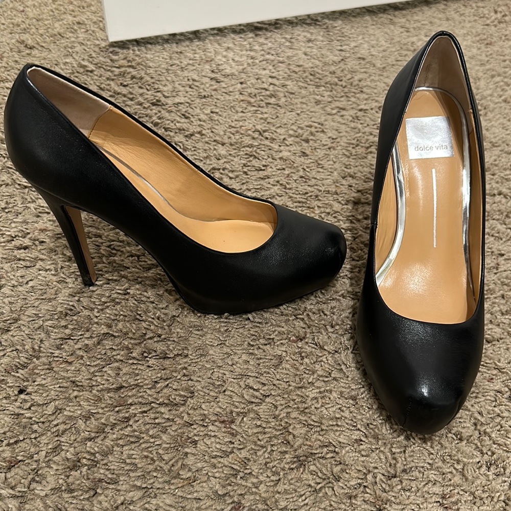 Dolce vita black leather pumps size 8
